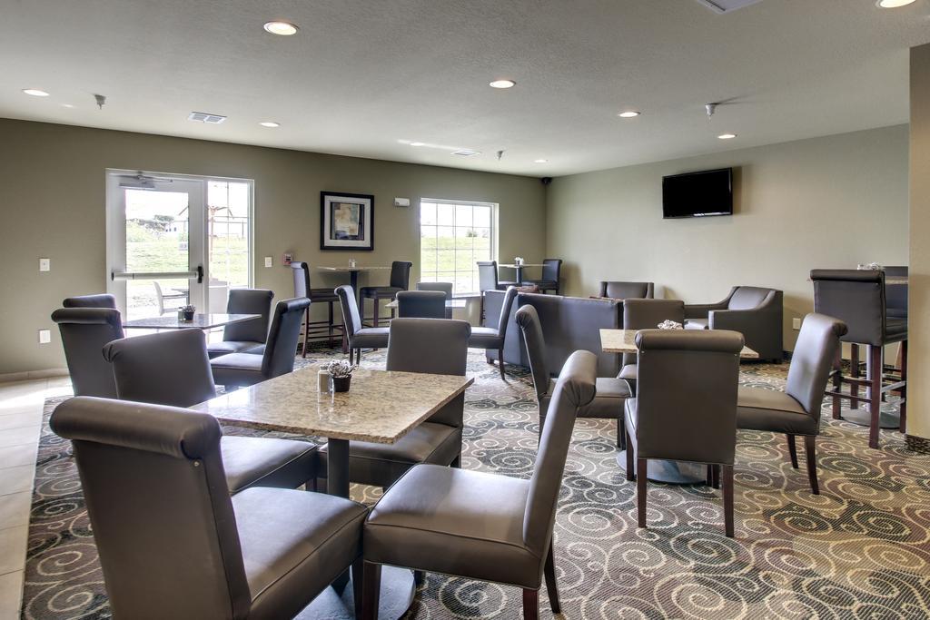 Cobblestone Inn & Suites - Avoca Exterior photo
