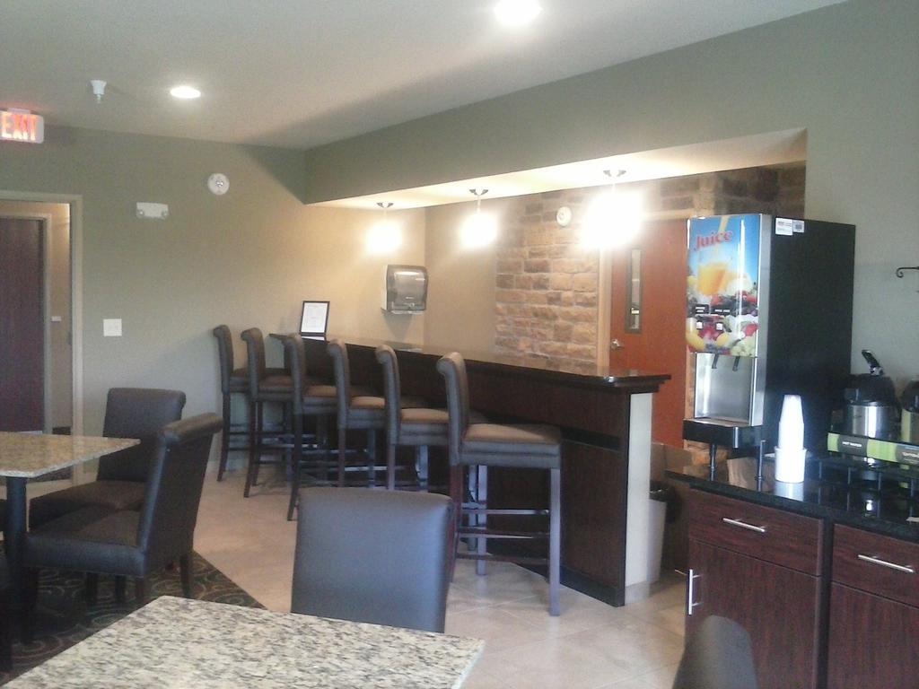 Cobblestone Inn & Suites - Avoca Exterior photo