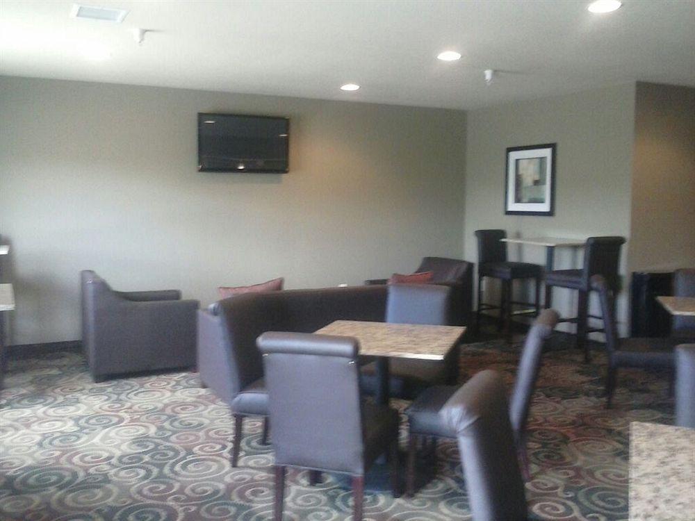 Cobblestone Inn & Suites - Avoca Exterior photo
