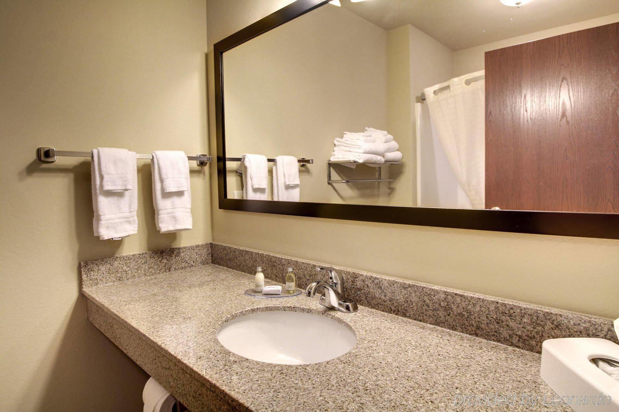Cobblestone Inn & Suites - Avoca Exterior photo