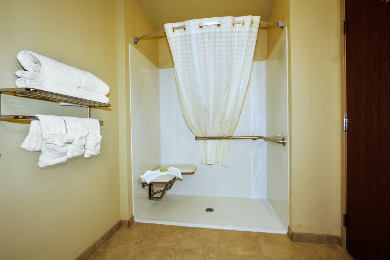 Cobblestone Inn & Suites - Avoca Exterior photo